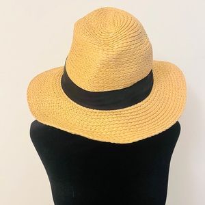 Summery straw hat with black wrap